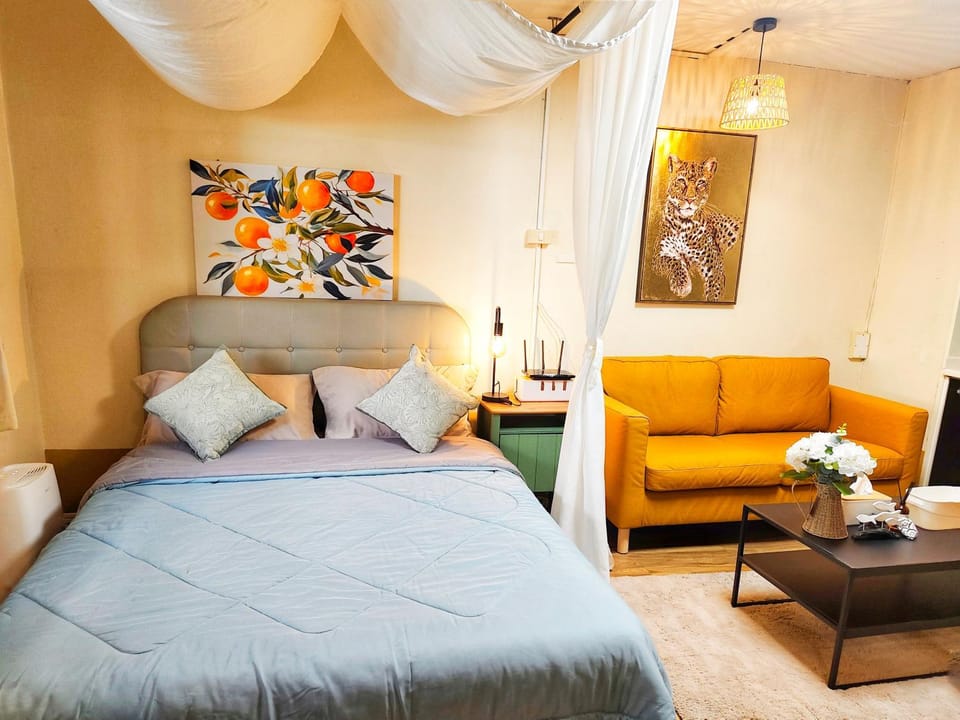 Bed, Seating area