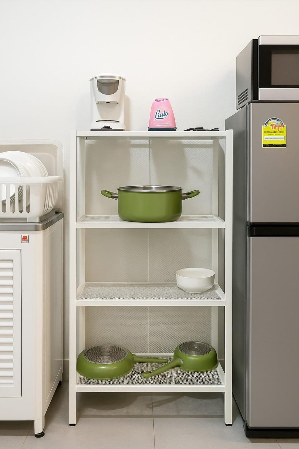 Kitchen or kitchenette, minibar