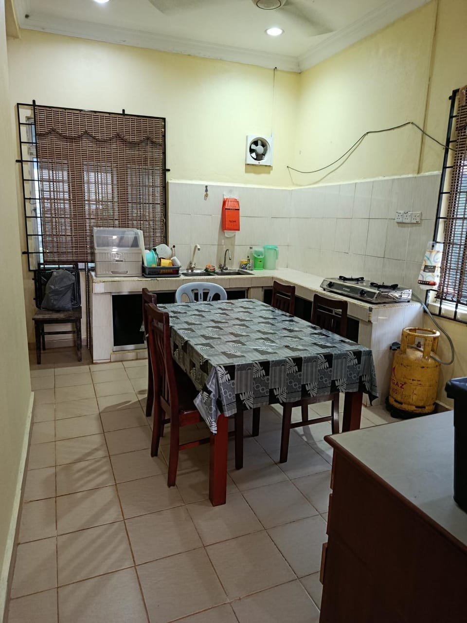 Guest house sri purnama banggol House in Malaysia