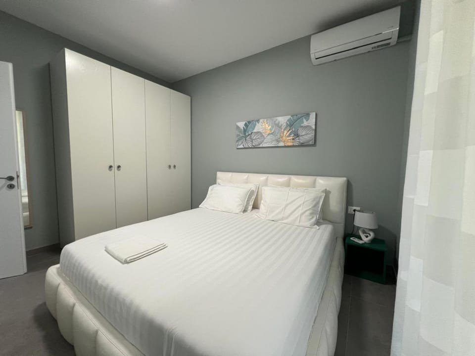 Bed, Photo of the whole room, Bedroom, wardrobe, air conditioner