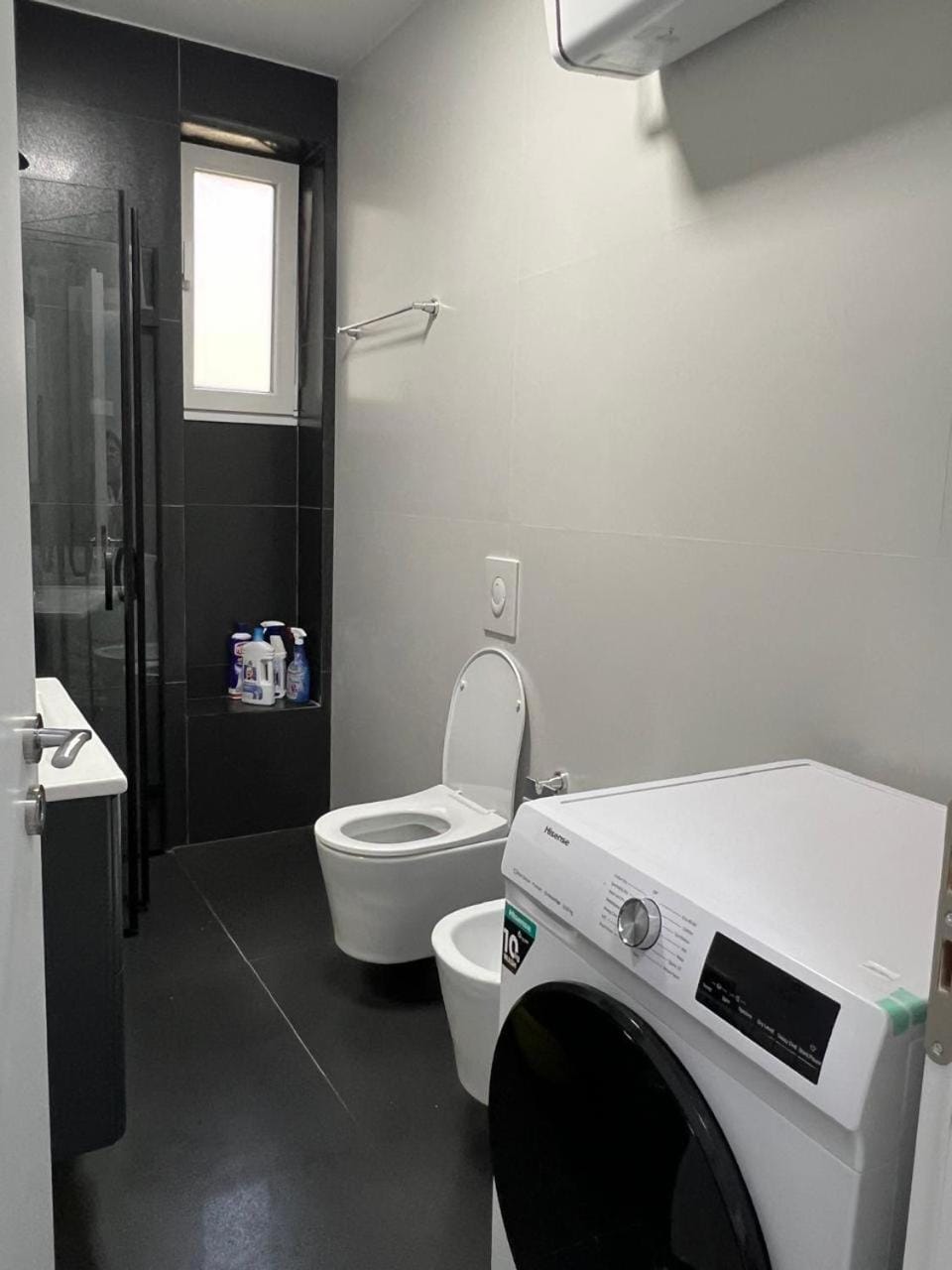Toilet, Bathroom, towels, washing machine, dryer