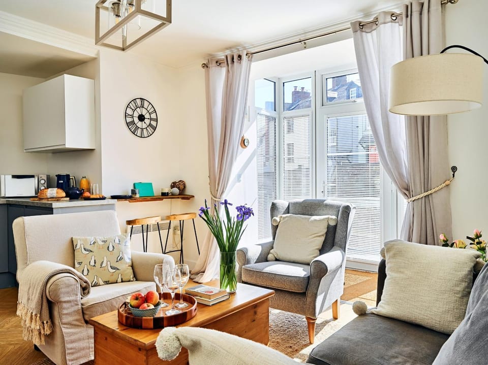Kitchen or kitchenette, Living room, Seating area, Dining area