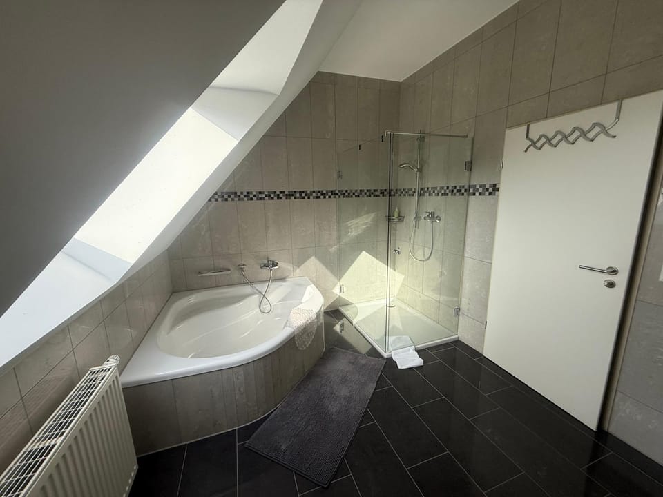 Shower, Bathroom, Bath, towels