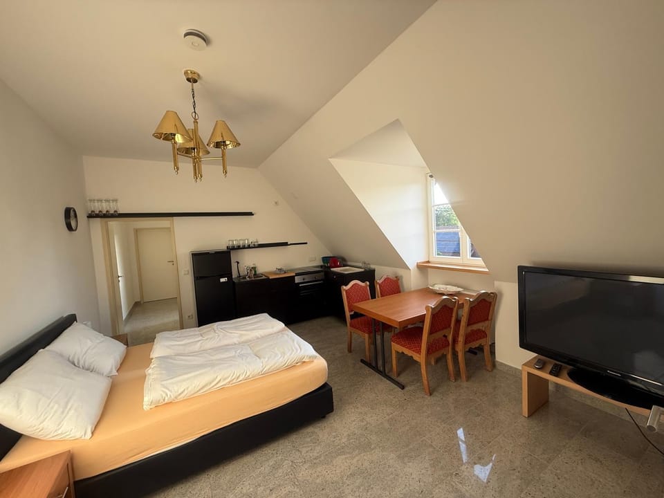 Bed, TV and multimedia, Living room, Photo of the whole room, Seating area, Bedroom