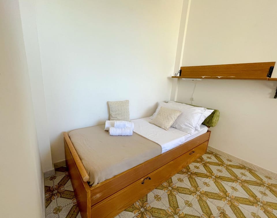 Bed, Photo of the whole room, Bedroom, towels