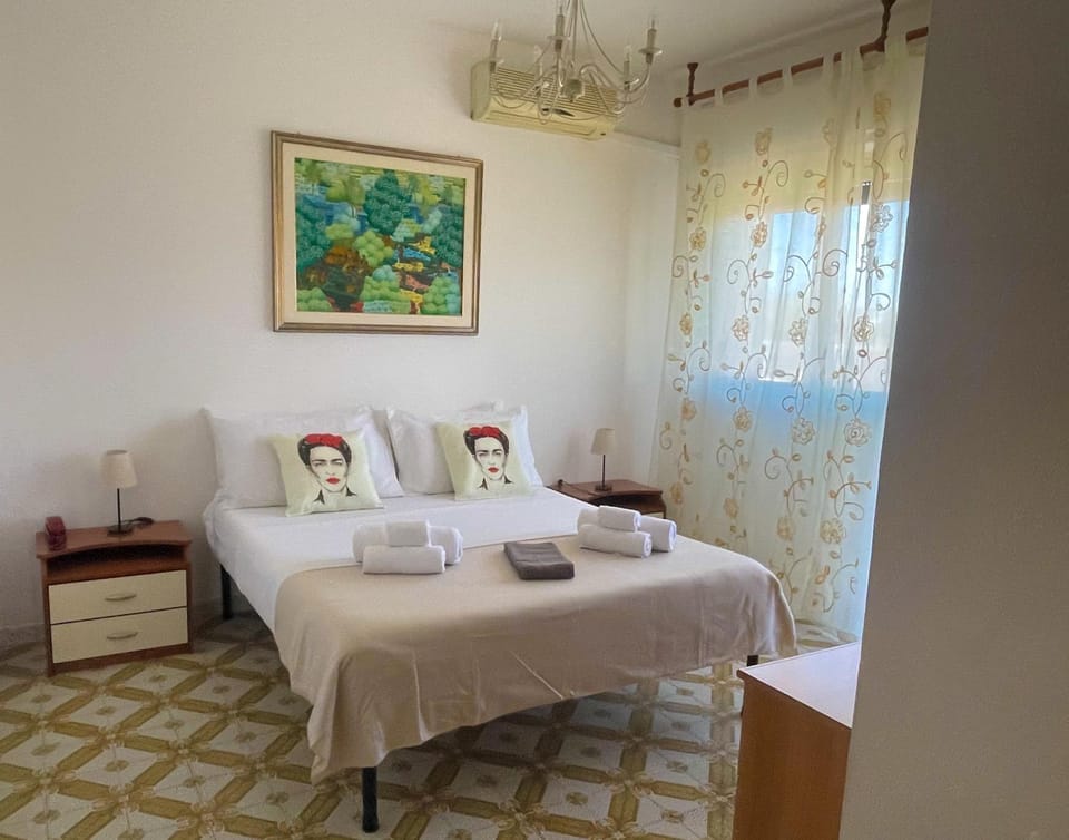 Photo of the whole room, Bedroom
