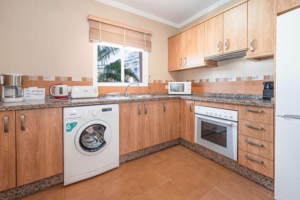 Coffee/tea facilities, Kitchen or kitchenette, oven, washing machine