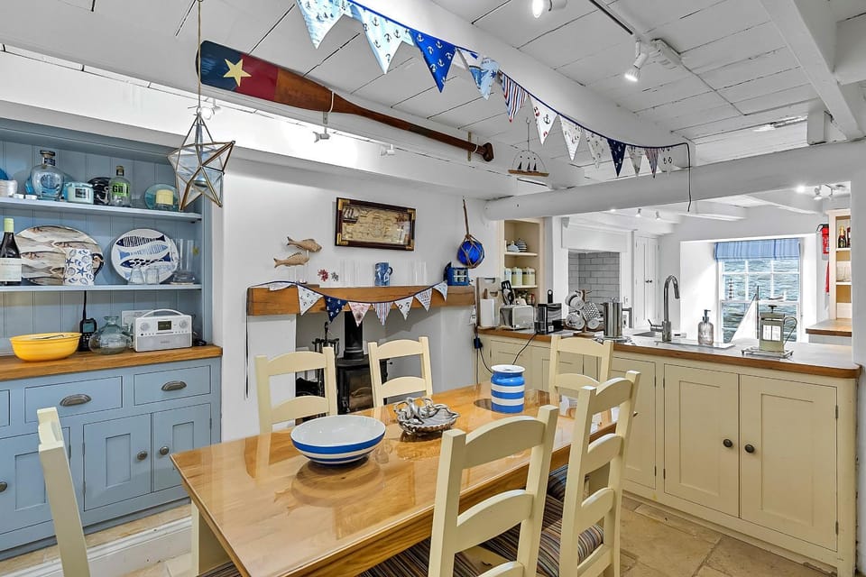 Coffee/tea facilities, Kitchen or kitchenette, Dining area