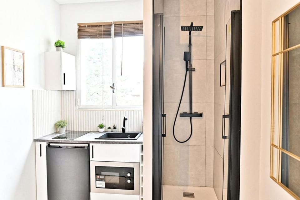 Shower, Kitchen or kitchenette