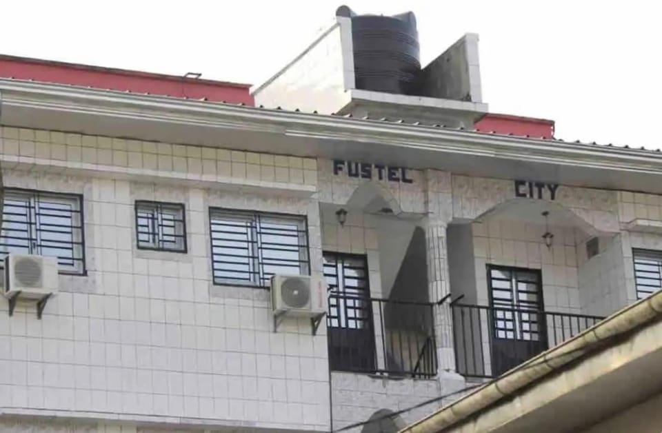 Studio A3 Fustel City Bonamoussadi Santa Lucia, Wifi, Chaines TV, gardien Apartment in Douala