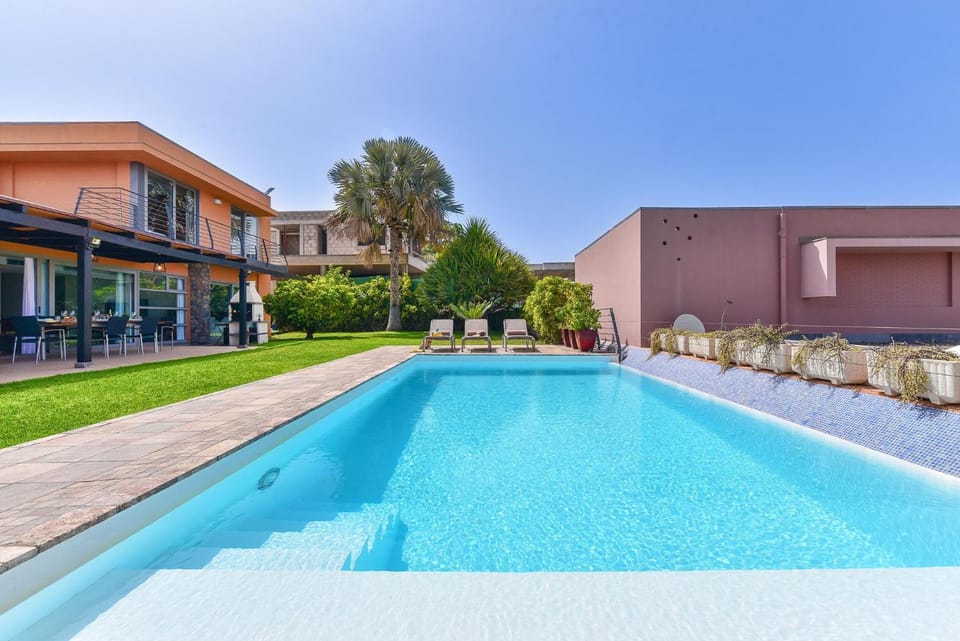 Day, Swimming pool