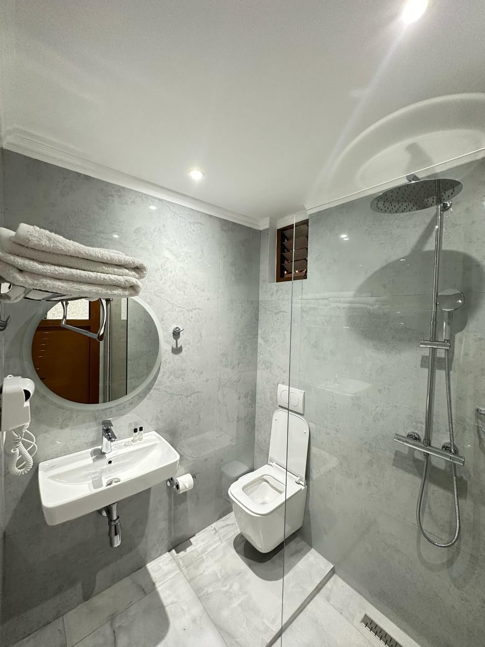 Shower, Toilet, Bathroom, bidet, towels