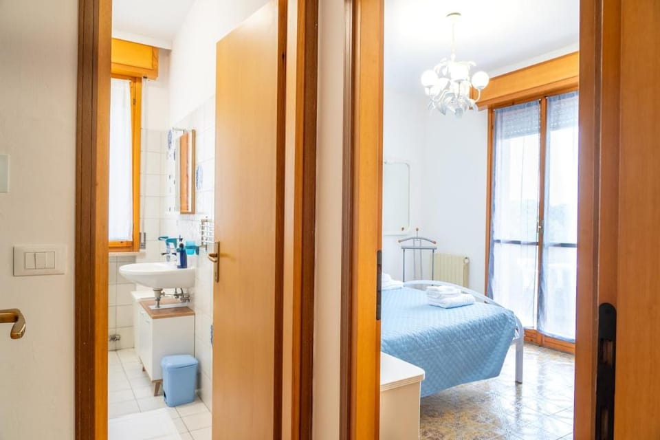 Toilet, Bed, Bathroom, Photo of the whole room, Bedroom, Bath, towels
