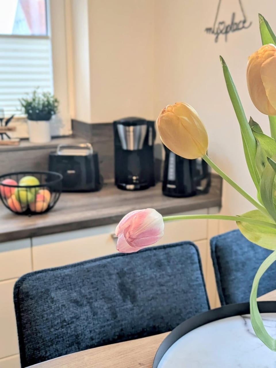 Coffee/tea facilities, Kitchen or kitchenette, Seating area, toaster