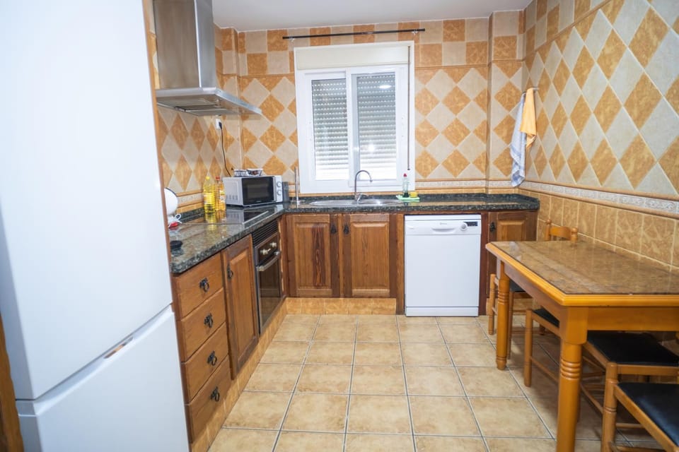 Kitchen or kitchenette, Dining area, dishwasher, oven, pet friendly, stove, toaster