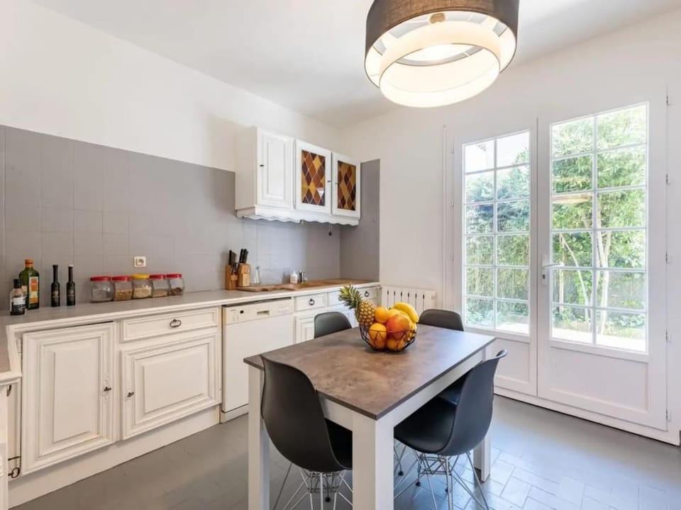 Coffee/tea facilities, Kitchen or kitchenette, Food and drinks, Dining area, Food, oven, stove, toaster