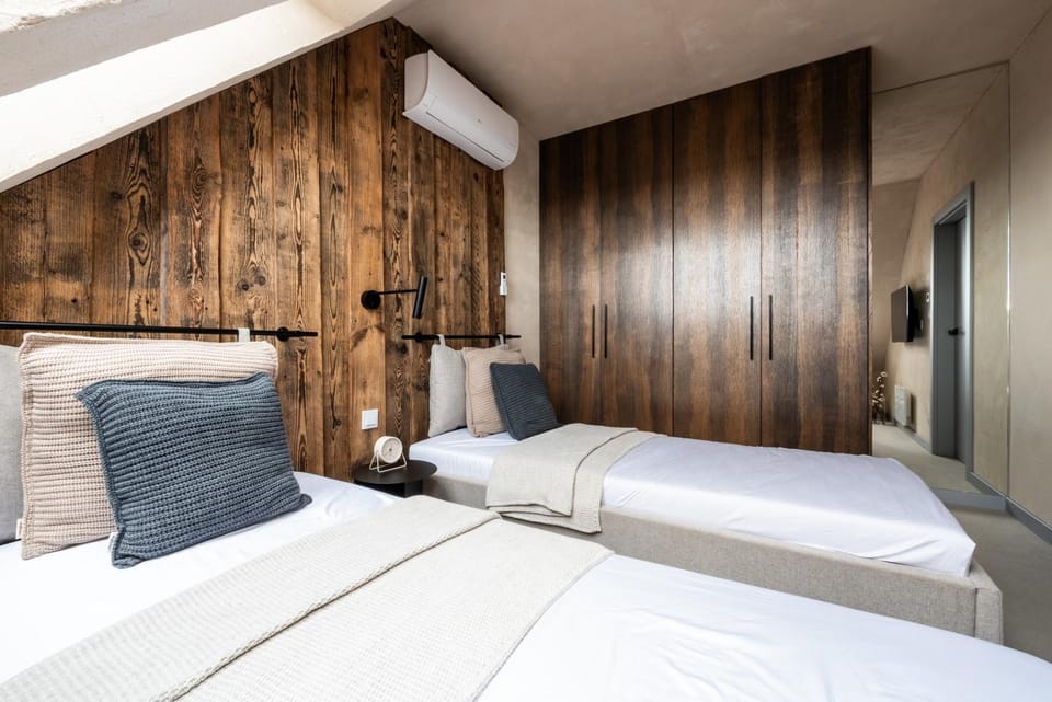 Bed, Bedroom, wardrobe, air conditioner