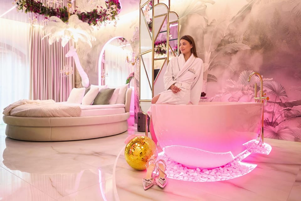 Bed, People, Hot Tub, group of guests, Bath