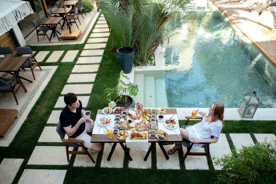 Pool view, Breakfast