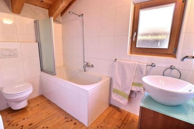 Shower, Toilet, Bathroom, Bath, towels