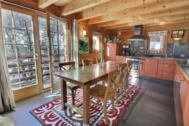 Kitchen or kitchenette, Dining area, dishwasher, stove