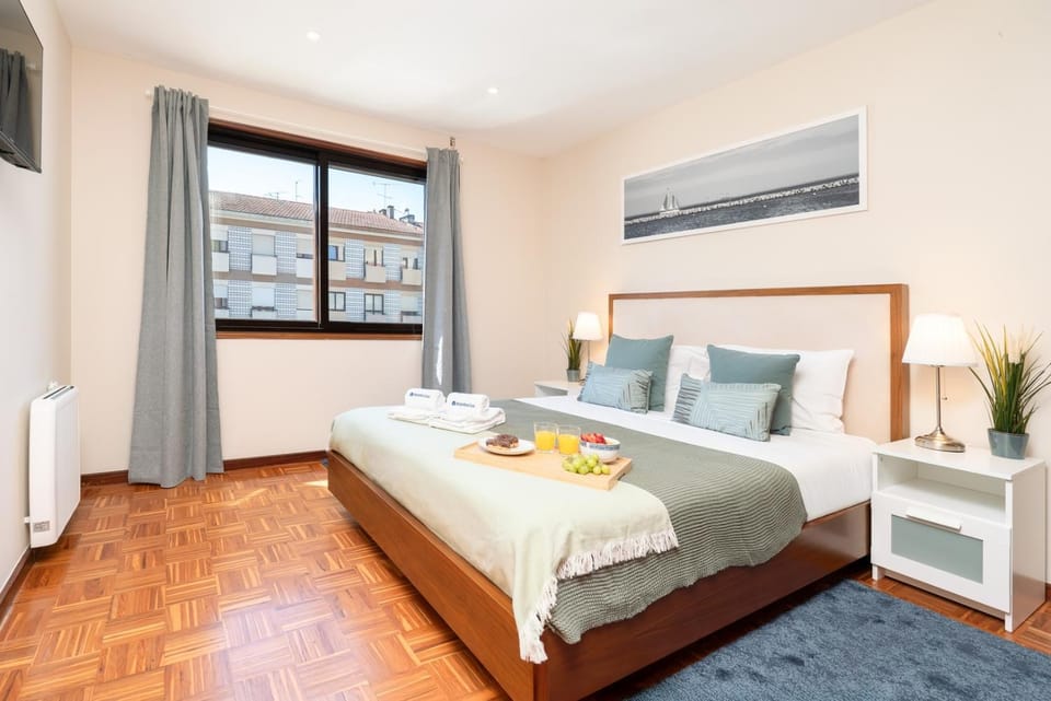 Bed, TV and multimedia, Bedroom, towels
