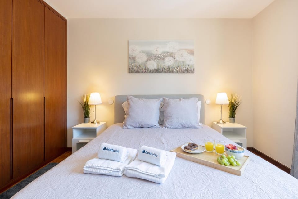 Bed, Bedroom, towels