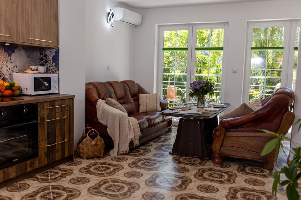 Kitchen or kitchenette, Living room, Seating area, Dining area