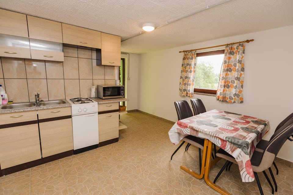 Kitchen or kitchenette, Seating area, Dining area, Communal kitchen, stove, kitchen