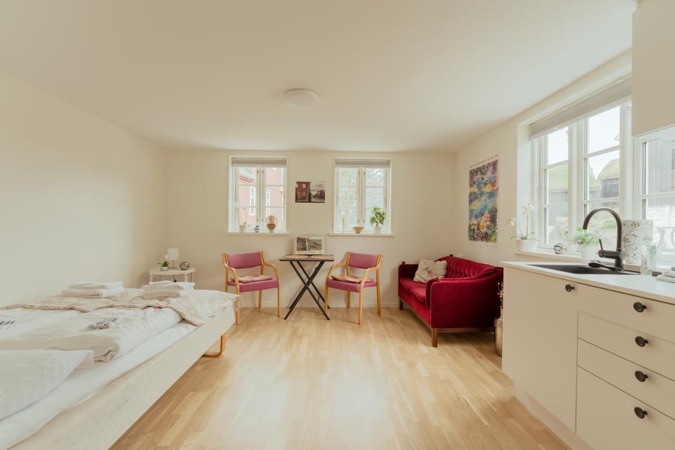 Bed, Kitchen or kitchenette, Living room, Seating area