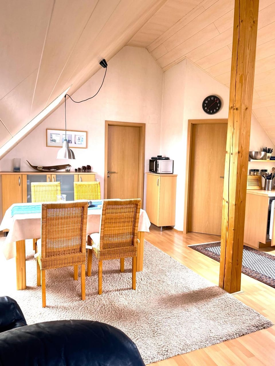 Kitchen or kitchenette, Living room, Seating area, Dining area