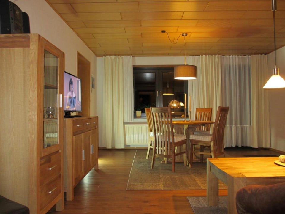 TV and multimedia, Living room, Seating area, Dining area