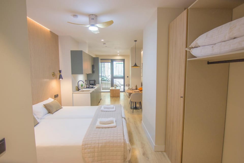 Bed, Kitchen or kitchenette, Dining area, Bedroom, towels