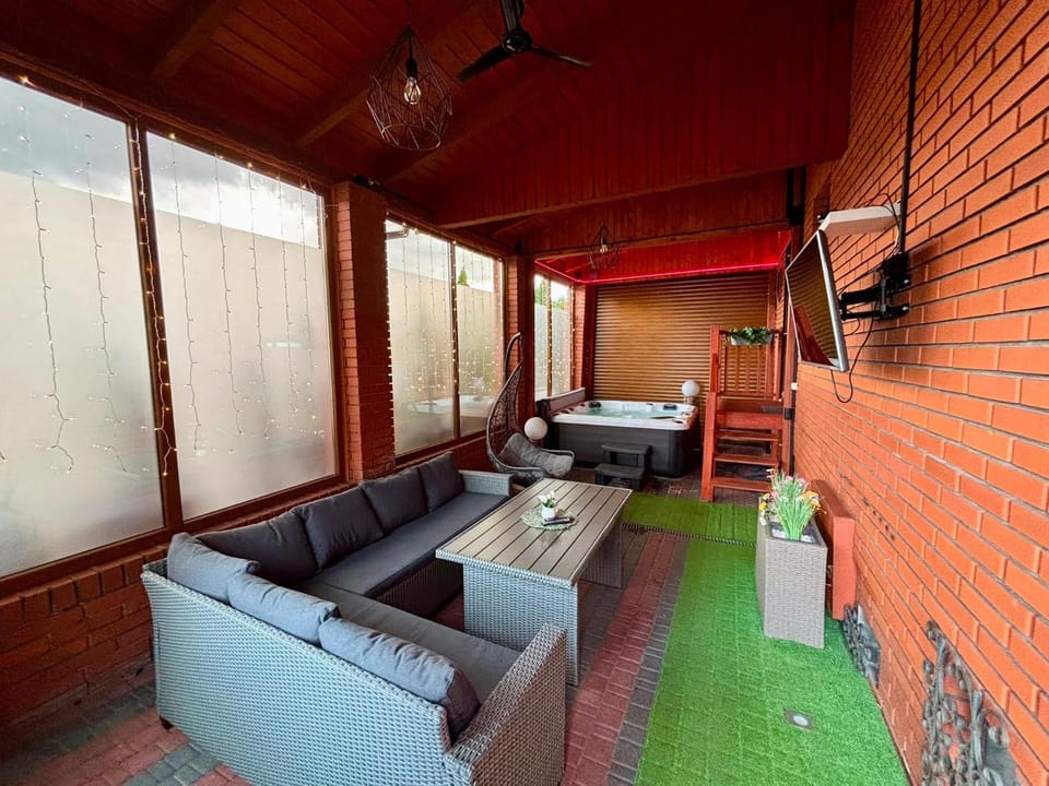 Patio, Natural landscape, Hot Tub, TV and multimedia, View (from property/room), Balcony/Terrace, Living room, Photo of the whole room, Seating area, Evening entertainment