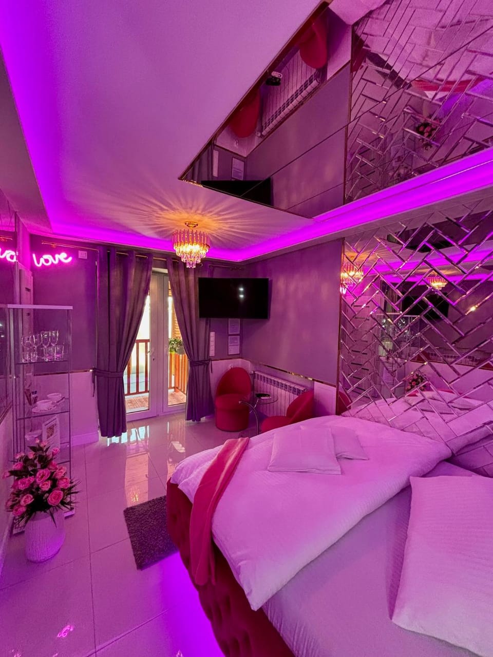 Bed, TV and multimedia, Photo of the whole room, Evening entertainment, Bedroom