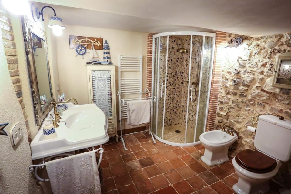Shower, Toilet, Bathroom, Bath, bidet, towels