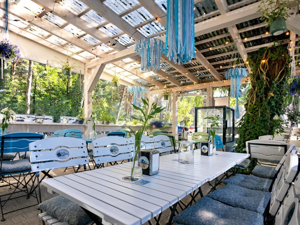 Property building, Restaurant/places to eat