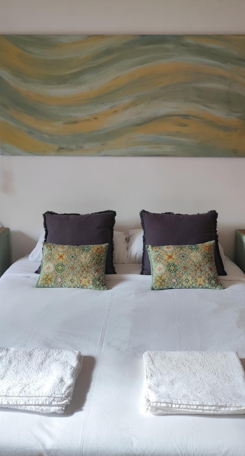 Bed, Photo of the whole room, Bedroom, towels