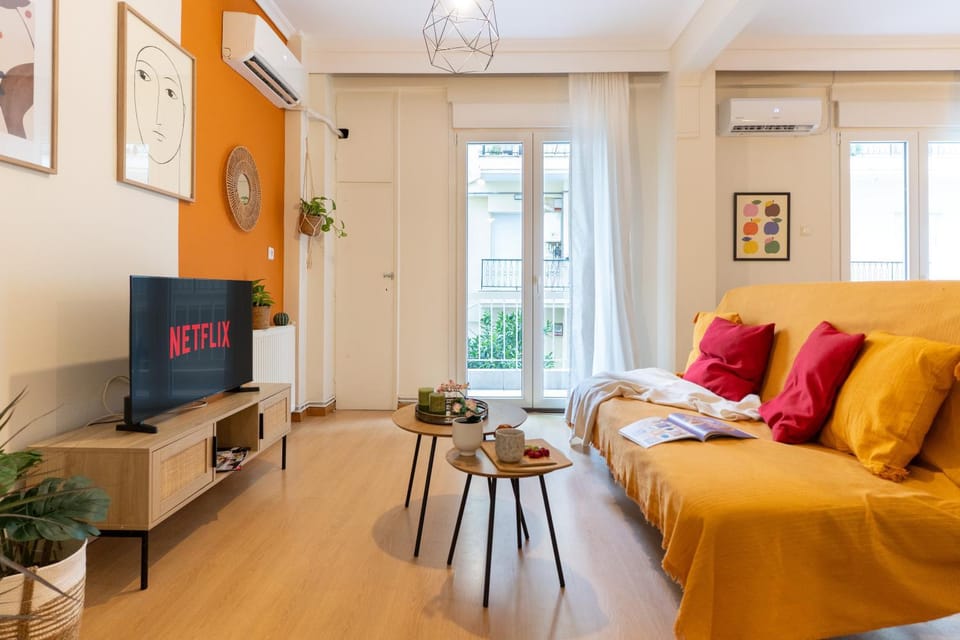 Communal lounge/ TV room, TV and multimedia, Living room, Decorative detail, air conditioner
