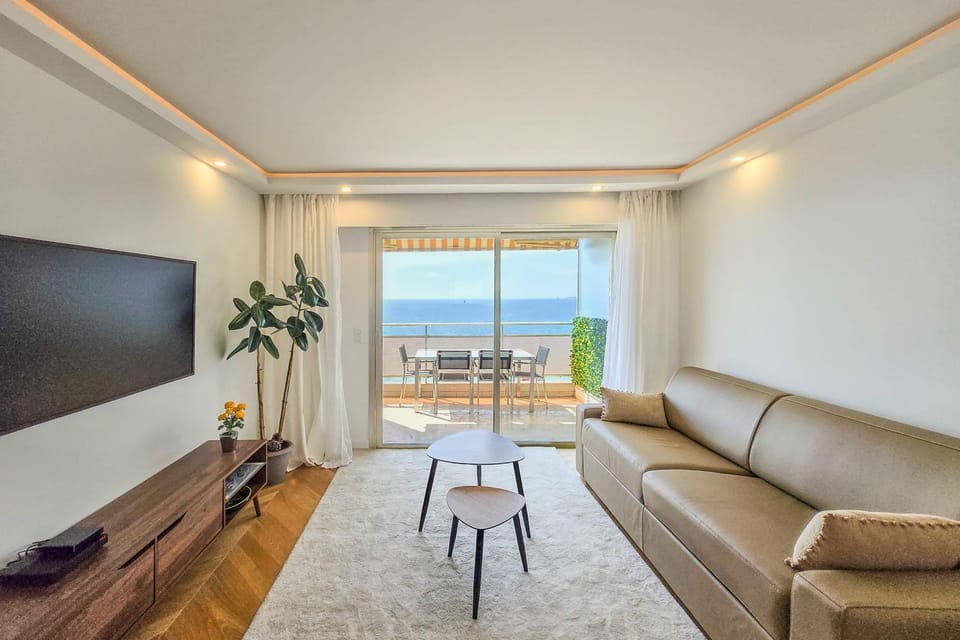Apartment 4 guests front of the sea House in Antibes