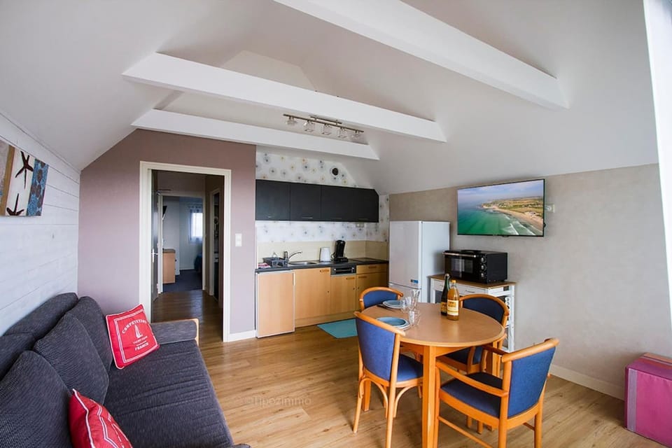 Living room, Dining area, pet friendly, stove