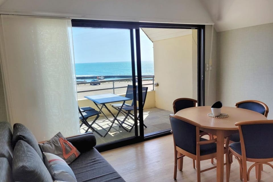 Natural landscape, View (from property/room), Living room, Dining area, Sea view