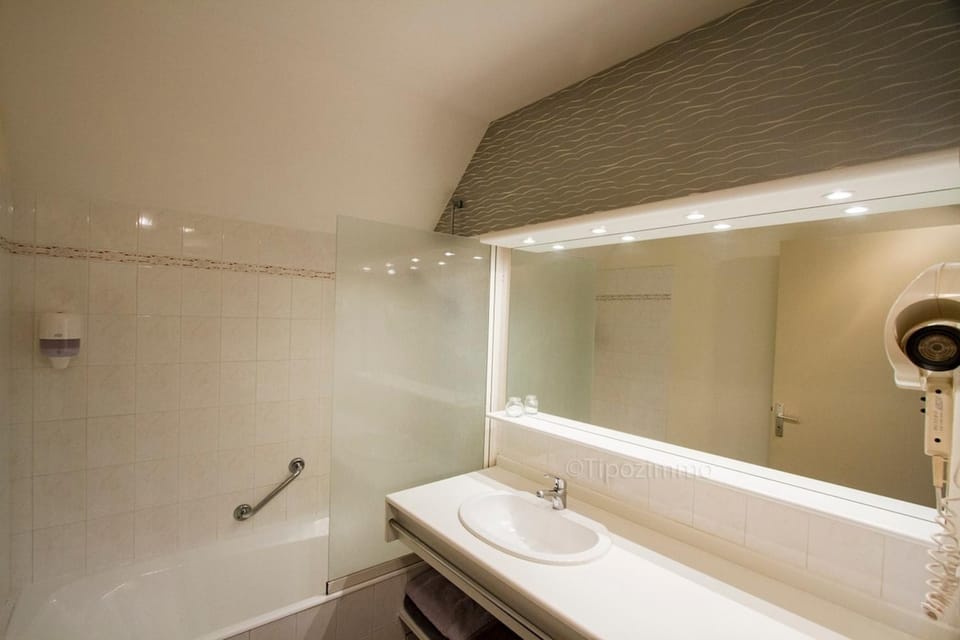 Bathroom, Bath, towels