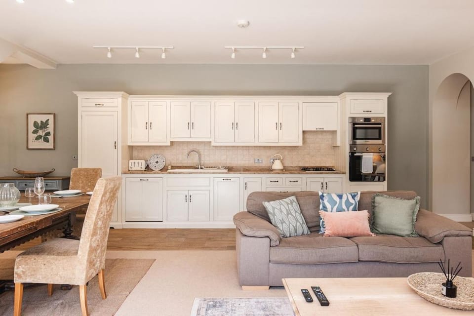 Living room, Dining area, dishwasher, pet friendly, stove