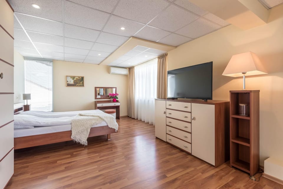Bed, TV and multimedia, Bedroom