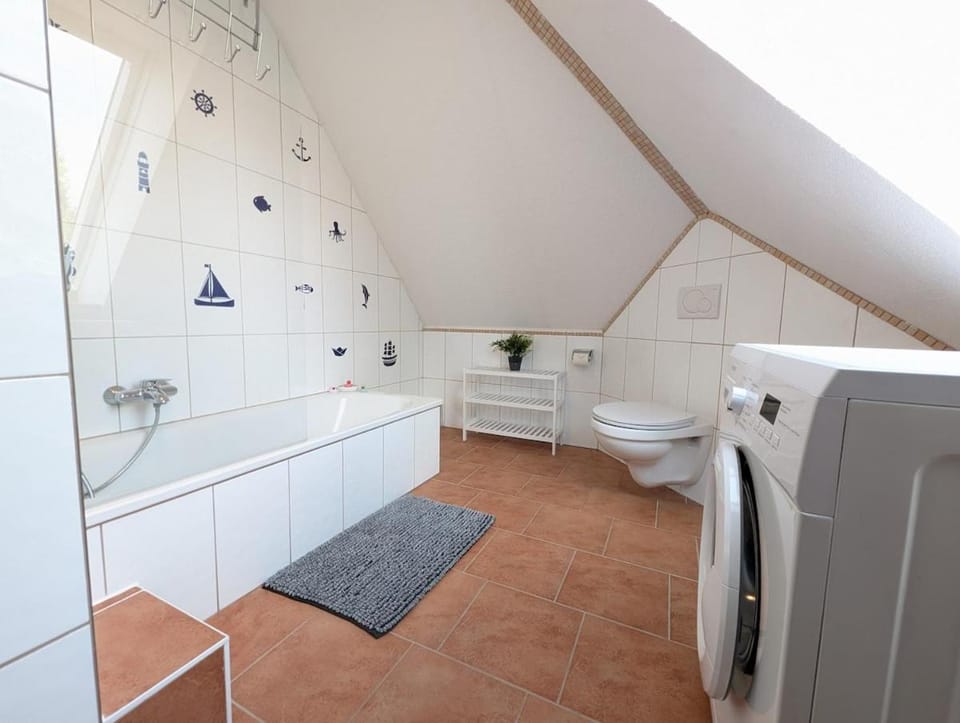 Bathroom, Photo of the whole room, Bath, towels, washing machine