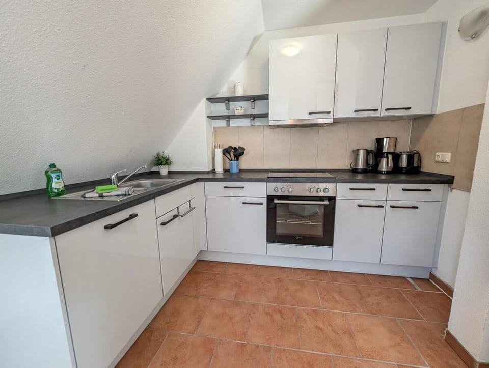 Coffee/tea facilities, Kitchen or kitchenette, dishwasher, oven, stove, toaster