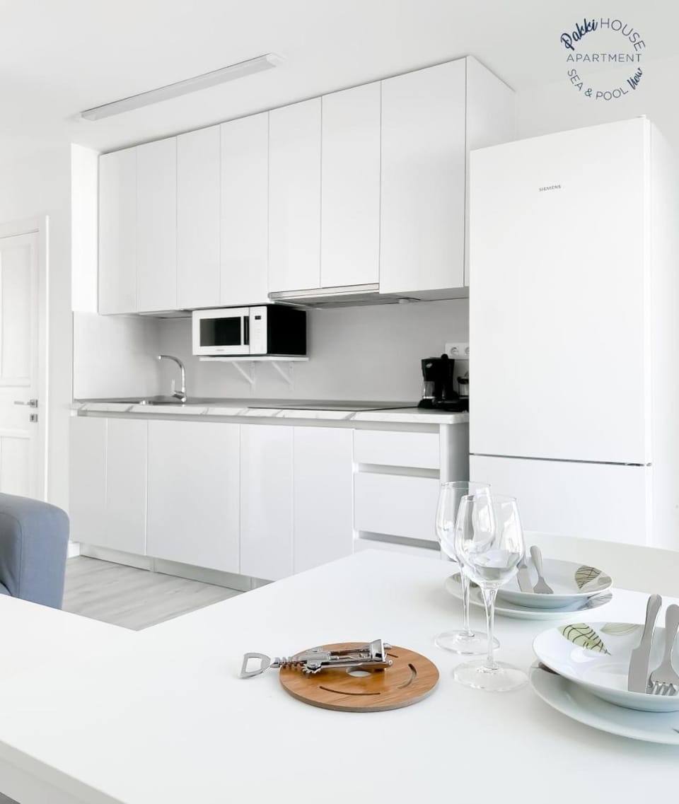 Coffee/tea facilities, Kitchen or kitchenette, Dining area, Food, stove