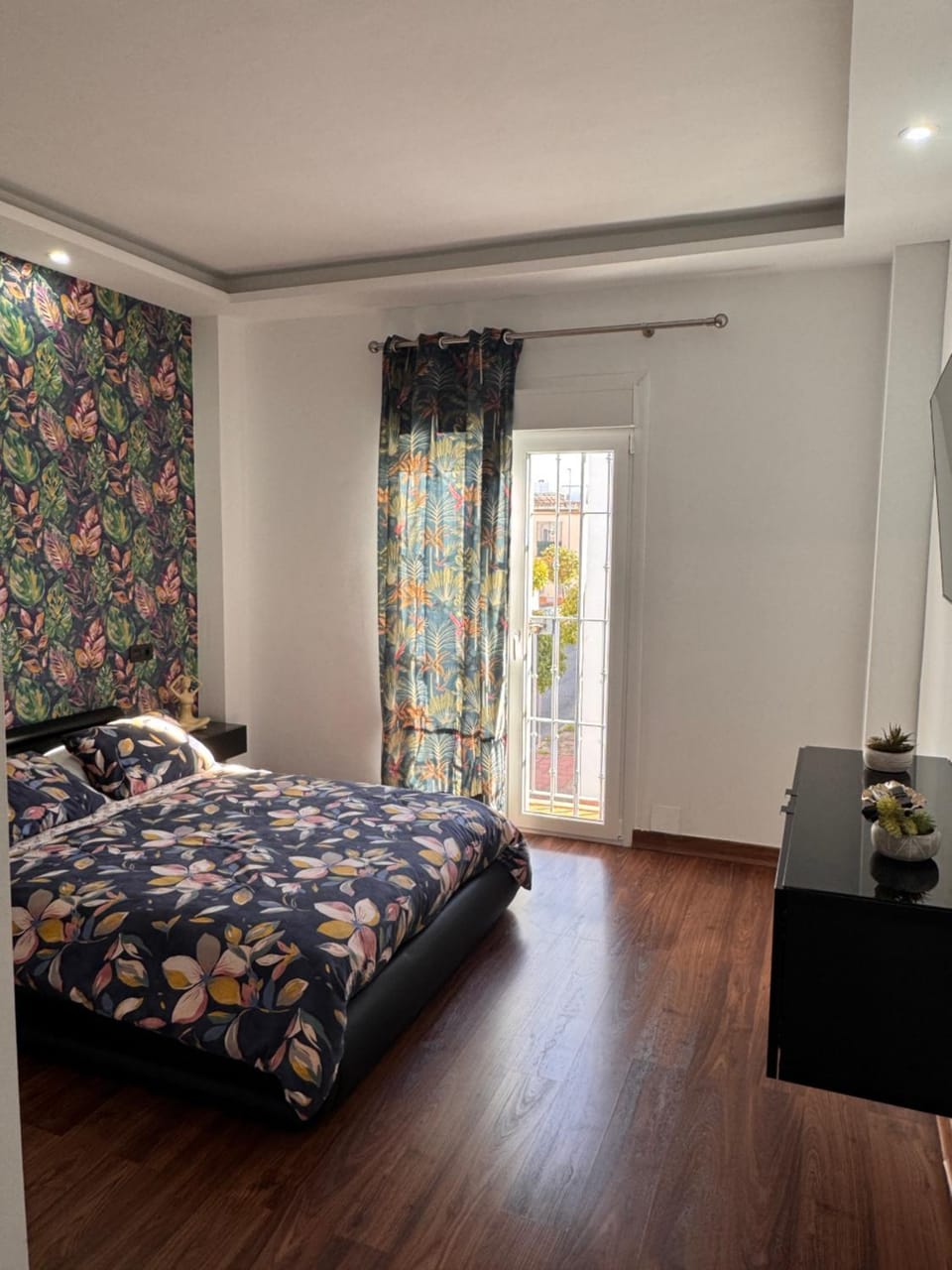 Bed, TV and multimedia, Bedroom