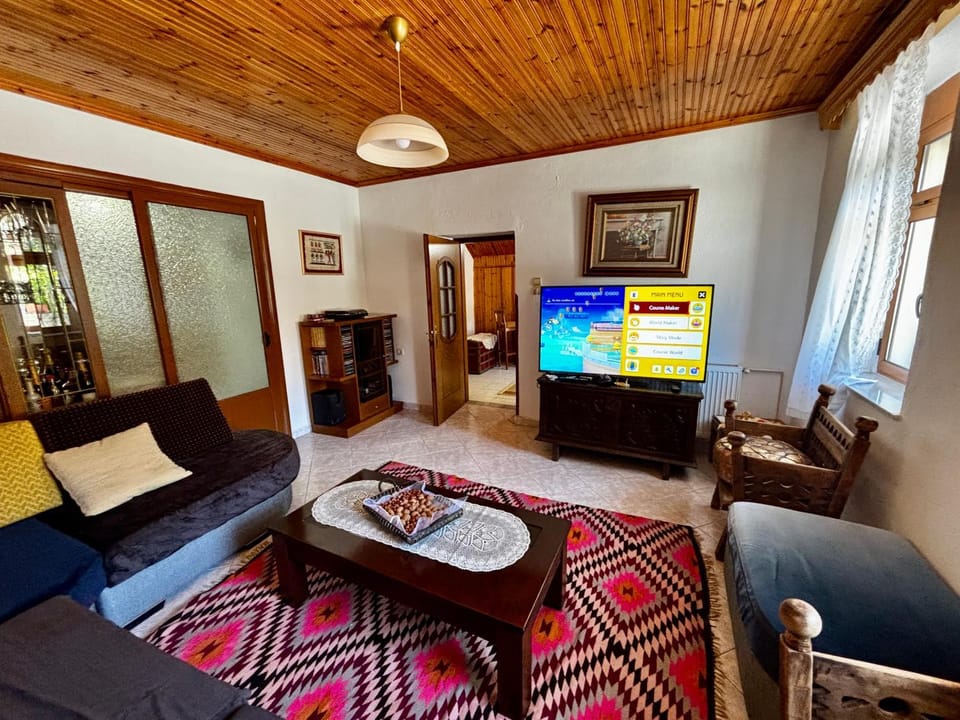 Communal lounge/ TV room, TV and multimedia, Living room, Seating area